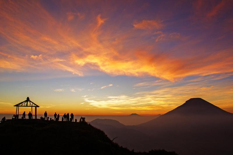GOLDEN SUNRISE PUNCAK SIKUNIR - DIENG